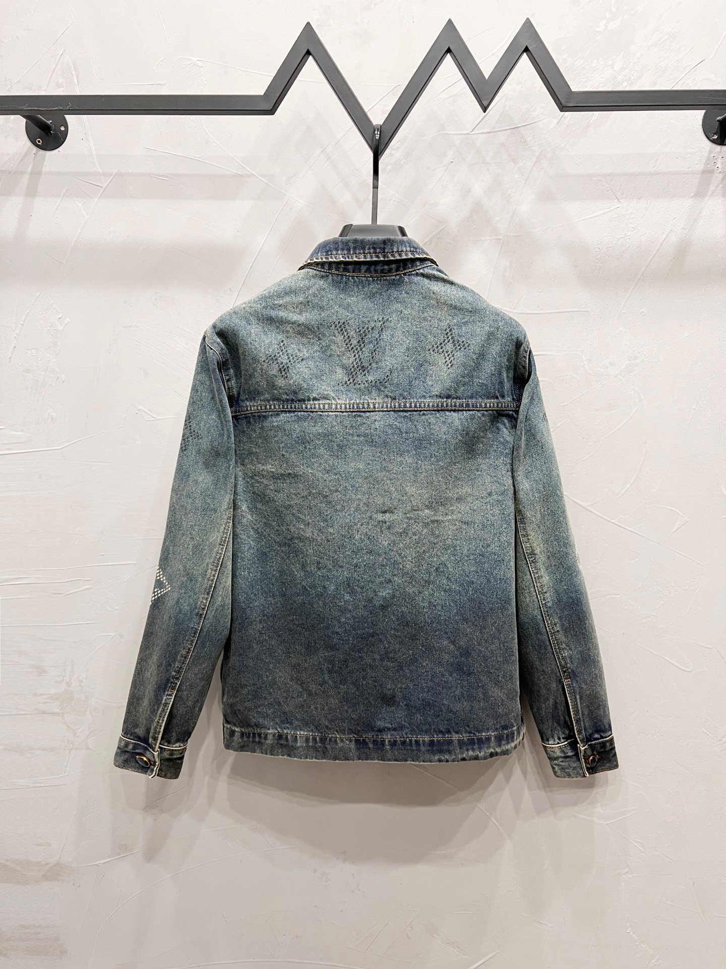 Veste en jeans Louis Vuitton chic et durable pour un style iconique – Image 2