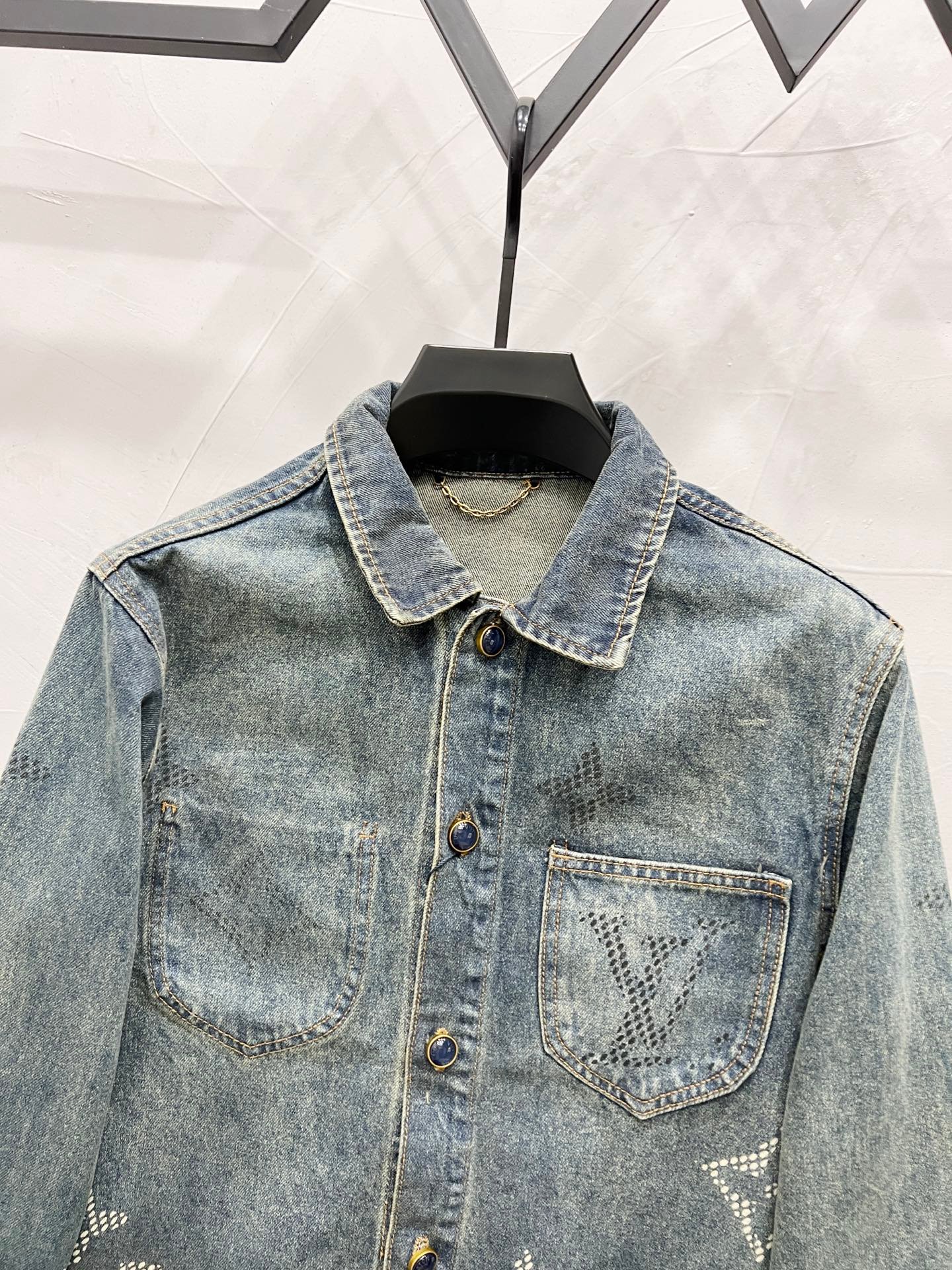 Veste en jeans Louis Vuitton chic et durable pour un style iconique – Image 3