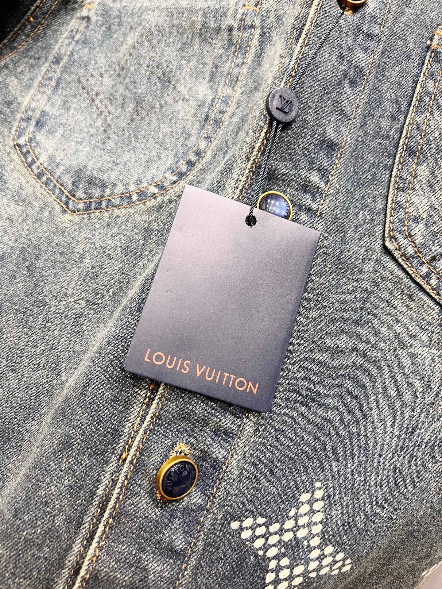Veste en jeans Louis Vuitton chic et durable pour un style iconique – Image 4