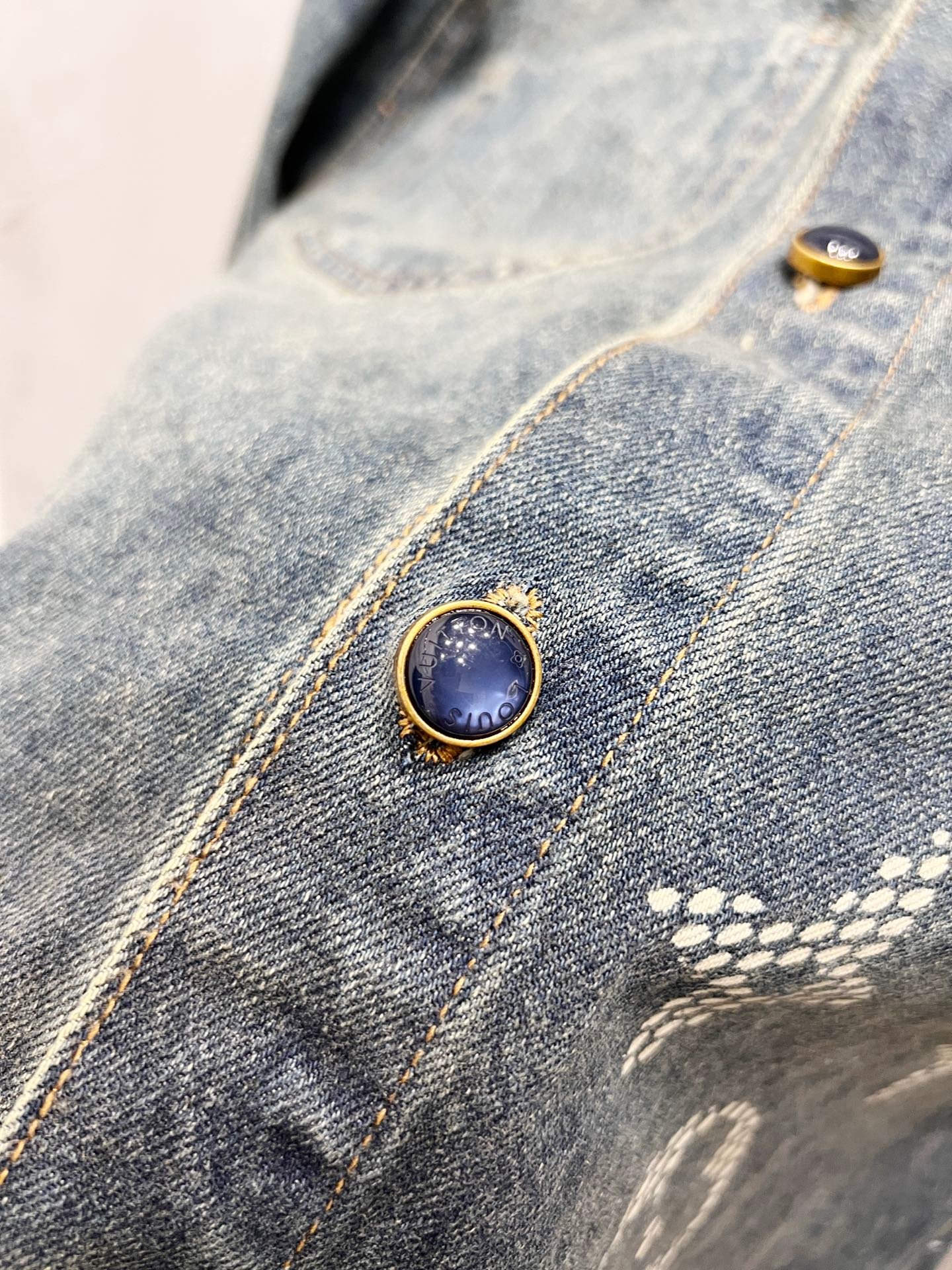 Veste en jeans Louis Vuitton chic et durable pour un style iconique – Image 5