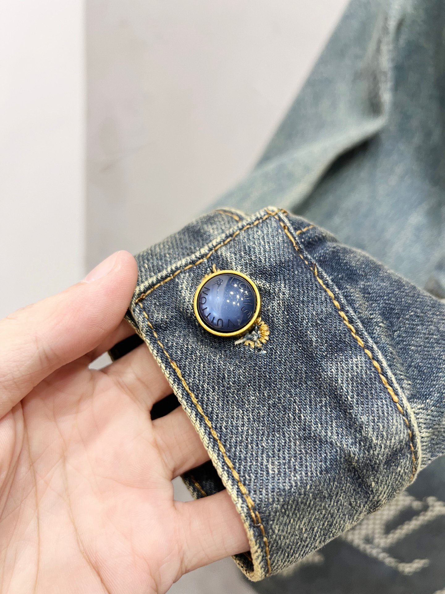 Veste en jeans Louis Vuitton chic et durable pour un style iconique – Image 6