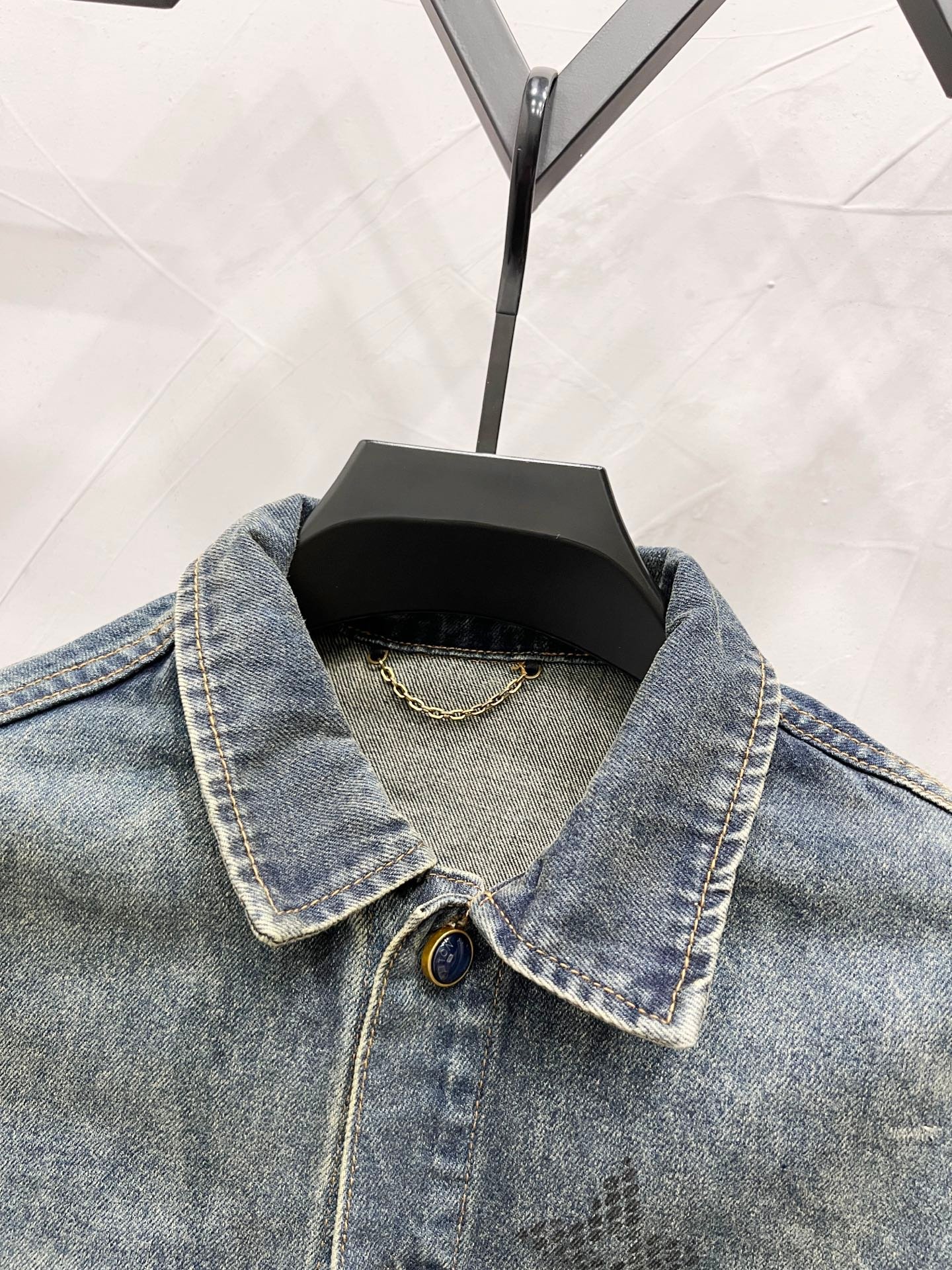 Veste en jeans Louis Vuitton chic et durable pour un style iconique – Image 7