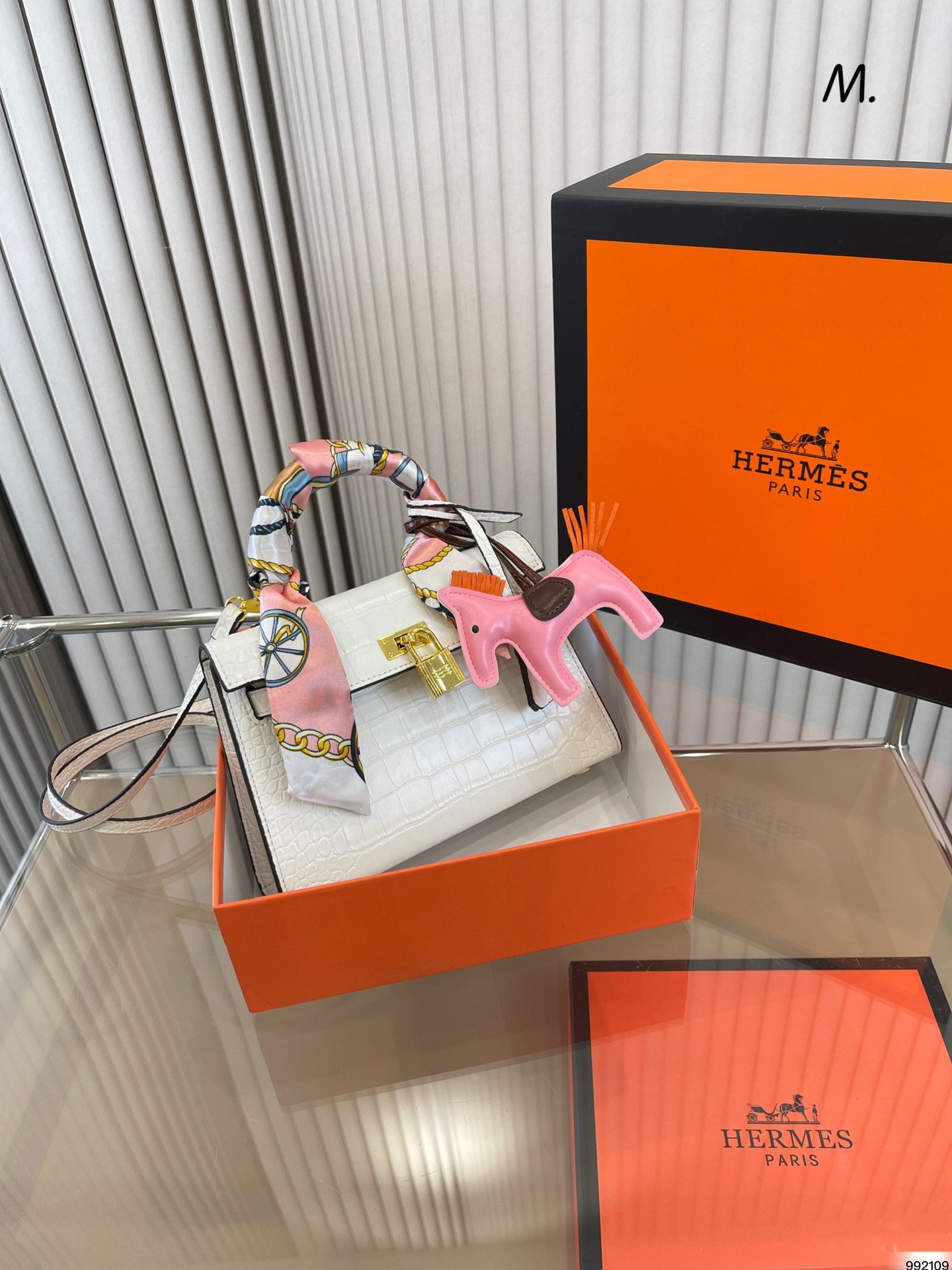 Sac Hermès Kelly cuir verni crocodile - Élégance et luxe raffinés – Image 3