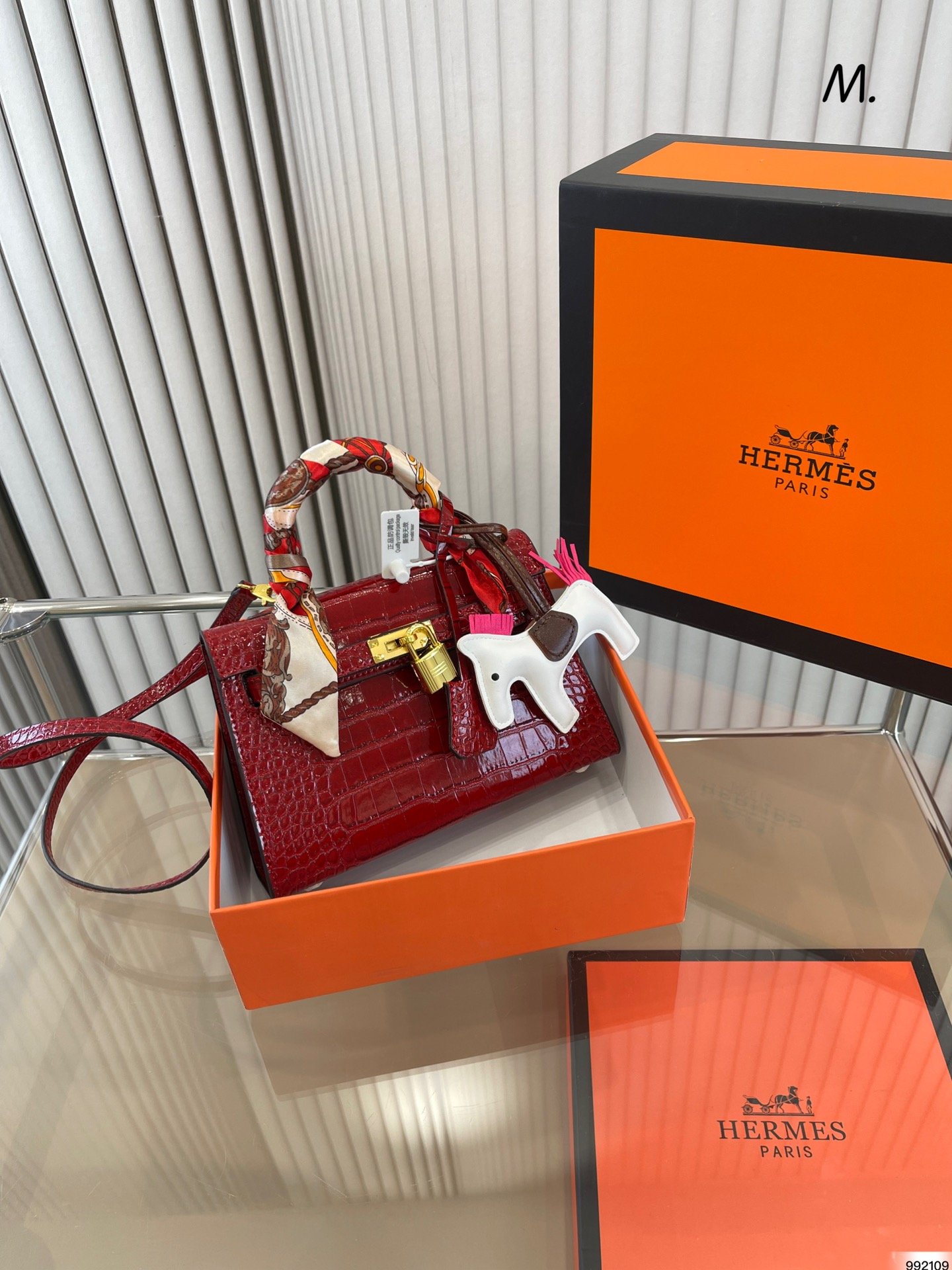 Sac Hermès Kelly cuir verni crocodile - Élégance et luxe raffinés – Image 4