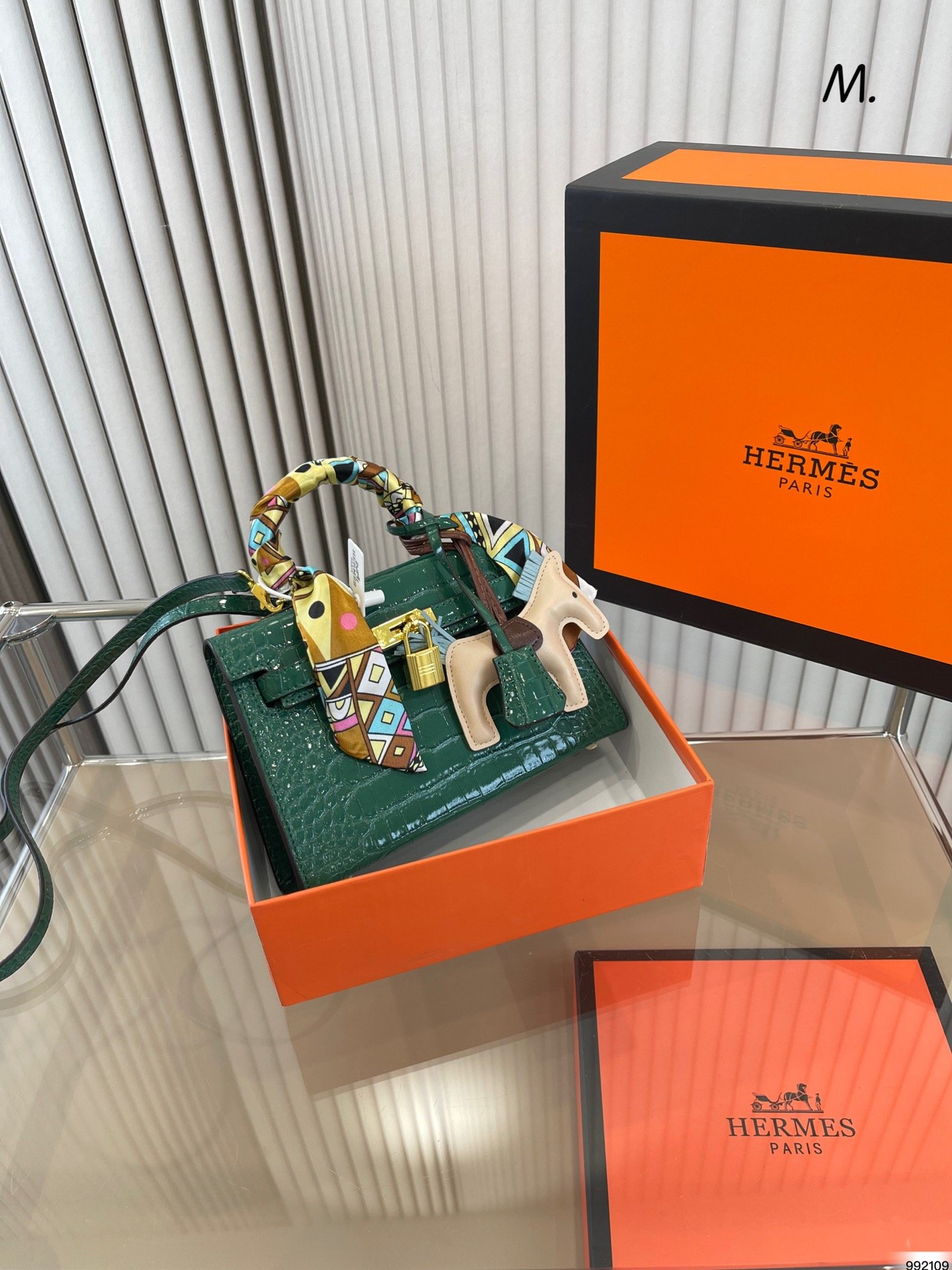 Sac Hermès Kelly cuir verni crocodile - Élégance et luxe raffinés – Image 5