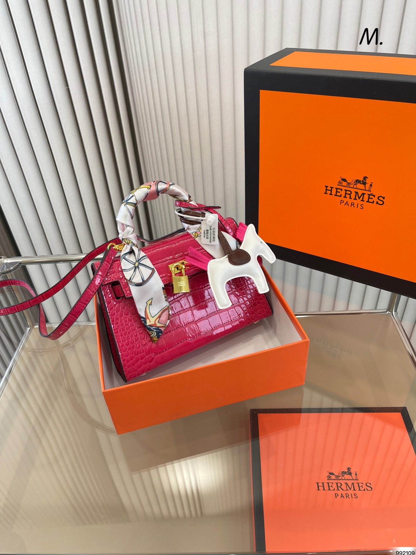 Sac Hermès Kelly cuir verni crocodile - Élégance et luxe raffinés – Image 6