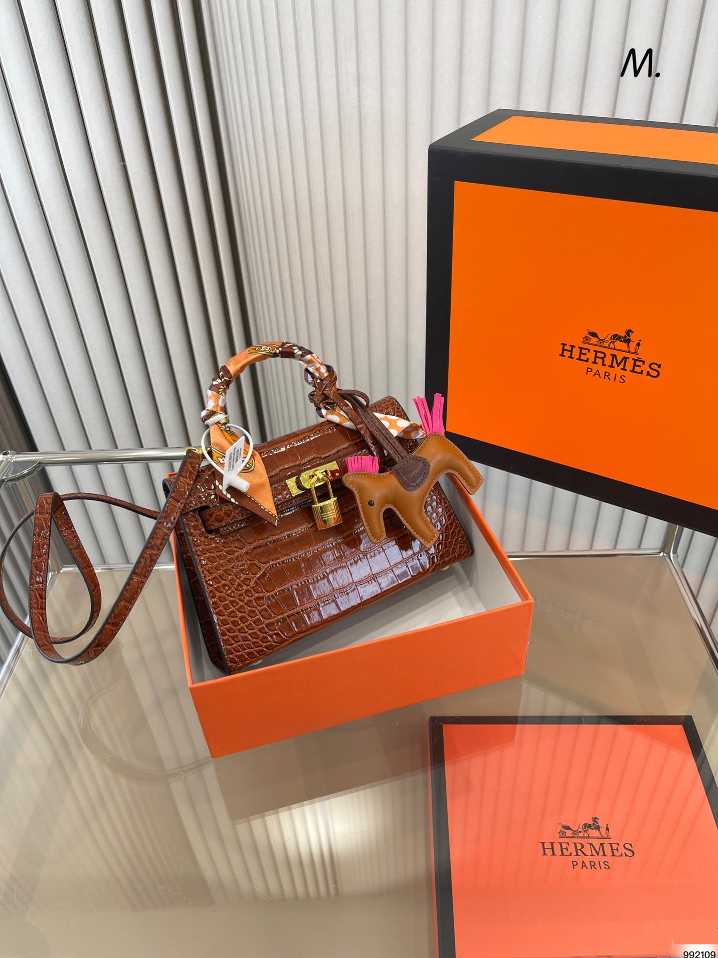 Sac Hermès Kelly cuir verni crocodile - Élégance et luxe raffinés – Image 7