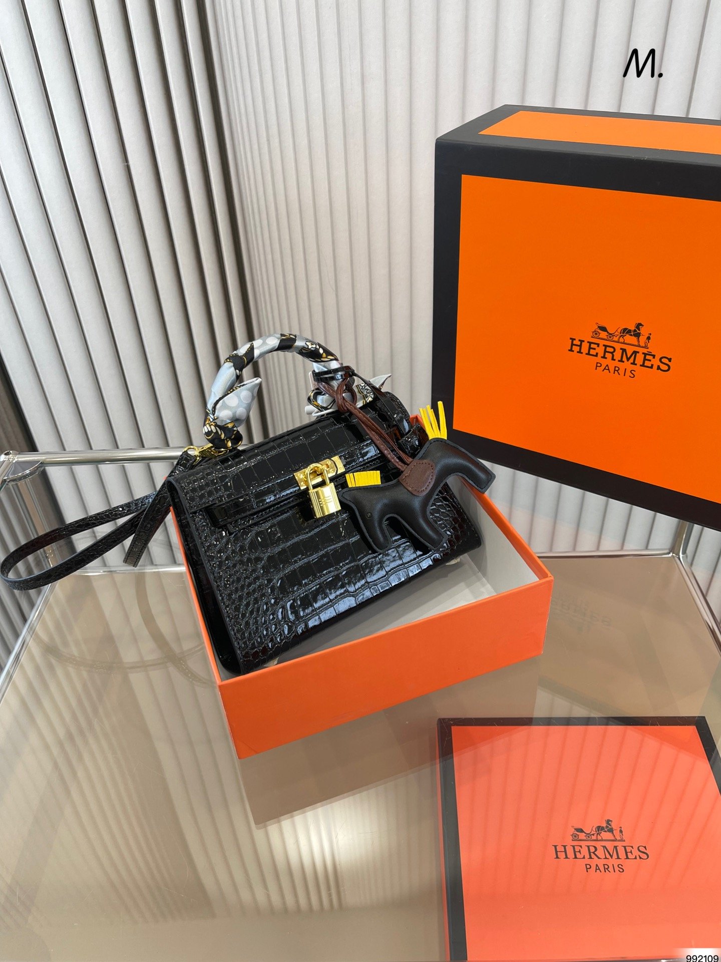 Sac Hermès Kelly cuir verni crocodile - Élégance et luxe raffinés
