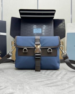 Sacoche Prada, un accessoire élégant et pratique conçu pour allier style sophistiqué et fonctionnalité.