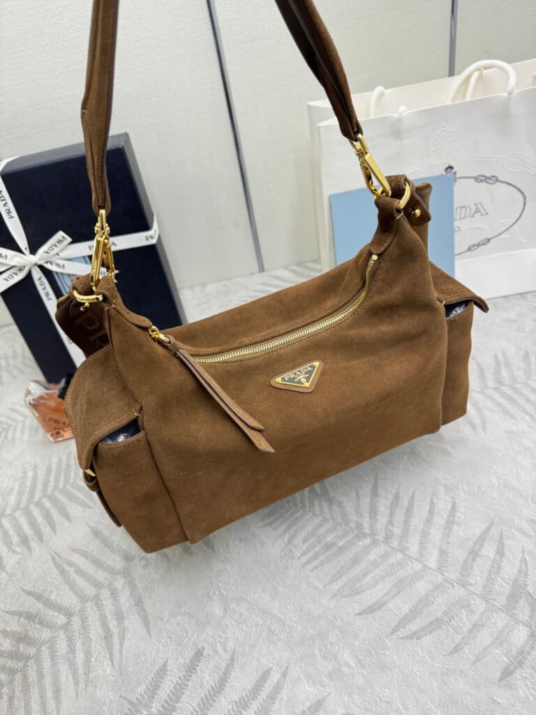 Sac à bandoulière en daim Prada — Élégance et luxe durable