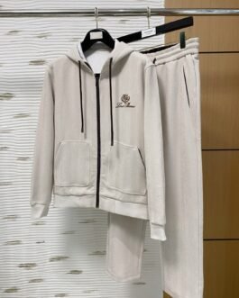 Ensemble survêtement Loro Piana chic composé d’un gilet zippé et d’un pantalon assorti