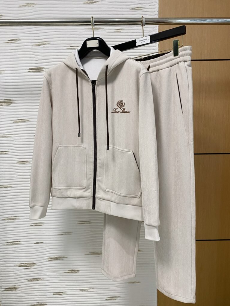 Ensemble survêtement Loro Piana chic composé d’un gilet zippé et d’un pantalon assorti