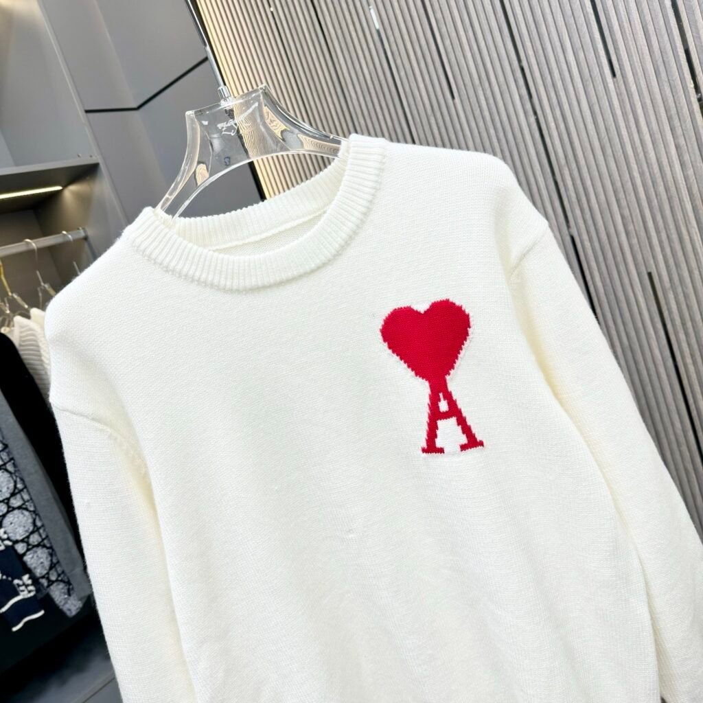 Pull en laine Ami Paris, élégance intemporelle et confort chaud
