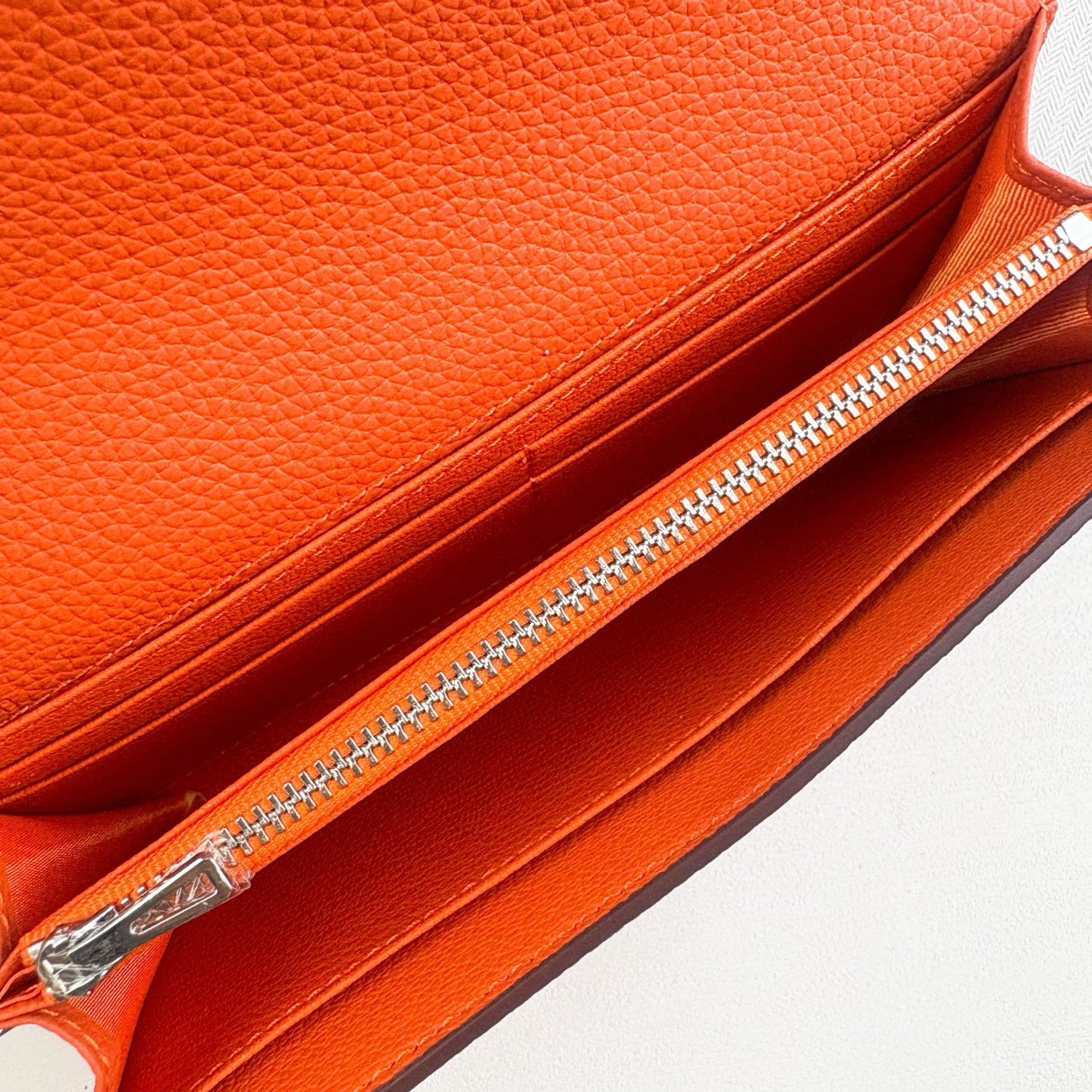 Porte-feuille Hermès en cuir luxe, compact et sécurisé multicolore – Image 11