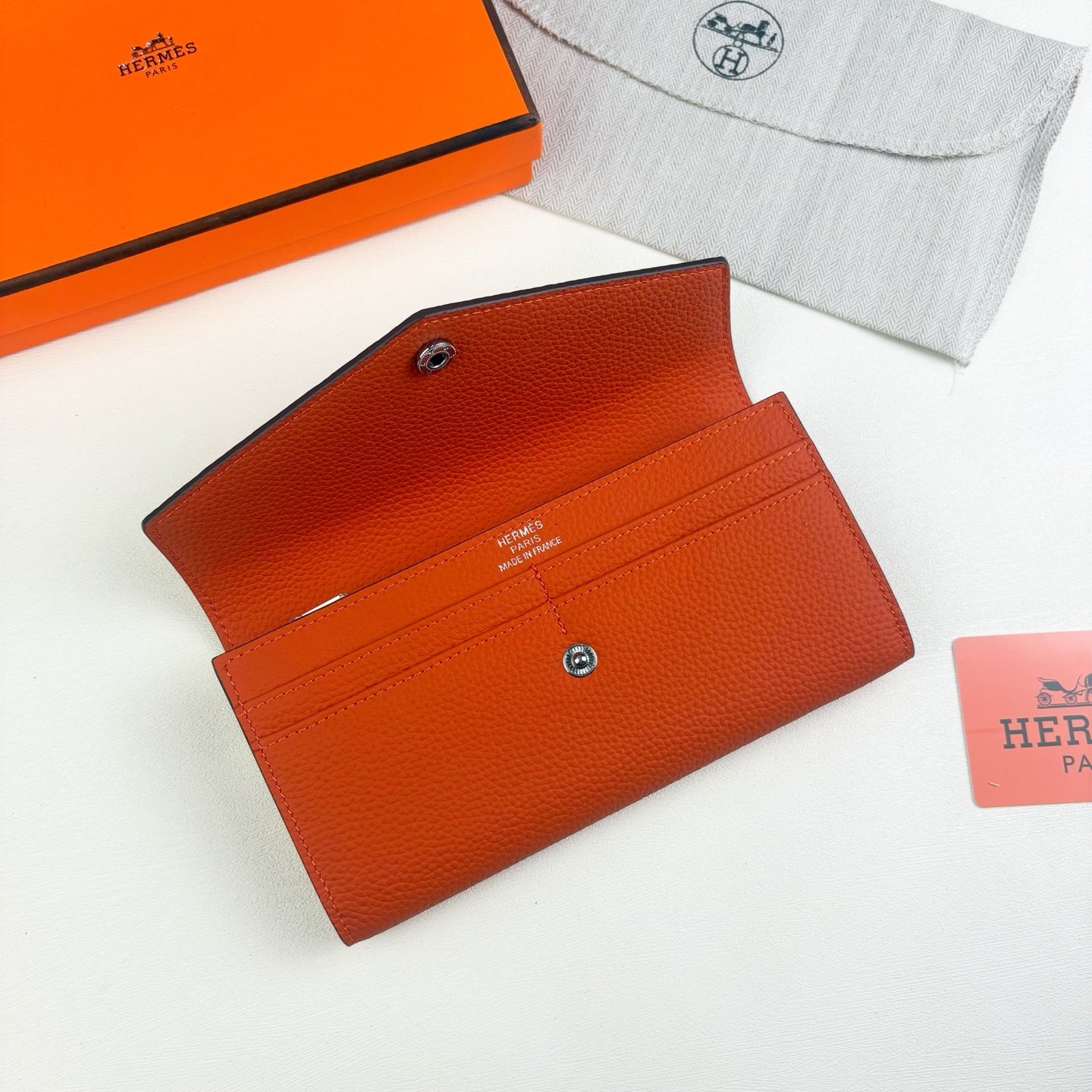 Porte-feuille Hermès en cuir luxe, compact et sécurisé multicolore – Image 12