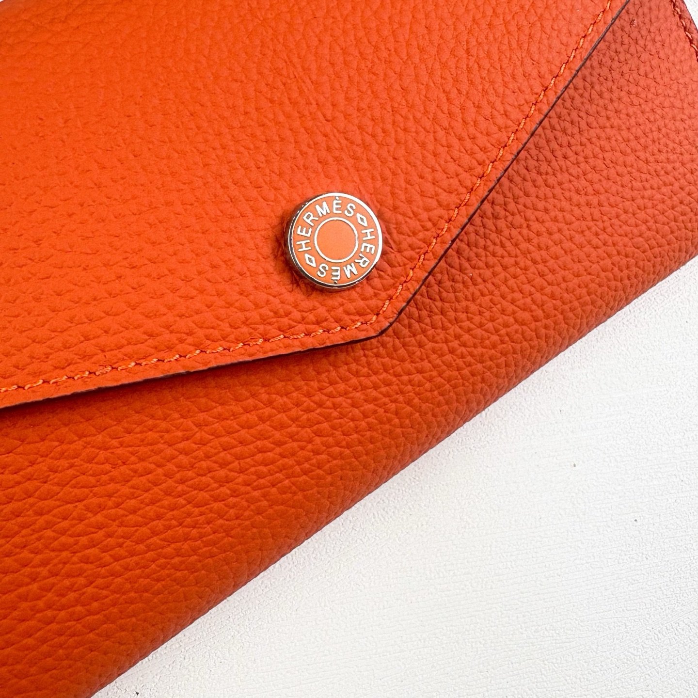 Porte-feuille Hermès en cuir luxe, compact et sécurisé multicolore – Image 14