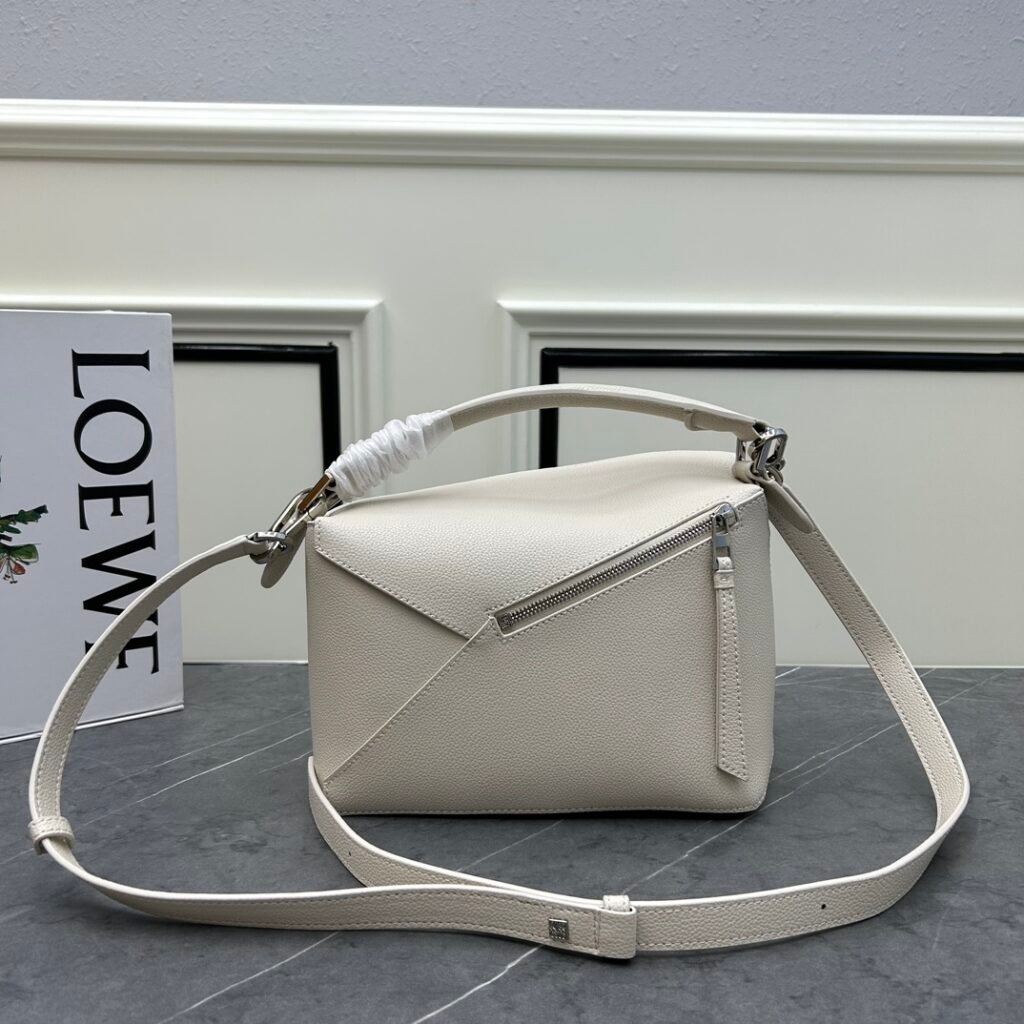 Sac Loewe Puzzle Small en cuir, une pièce emblématique conçue pour allier style sophistiqué et fonctionnalité