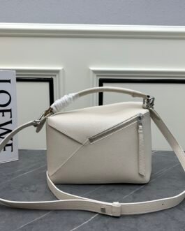 Sac Loewe Puzzle Small en cuir, une pièce emblématique conçue pour allier style sophistiqué et fonctionnalité