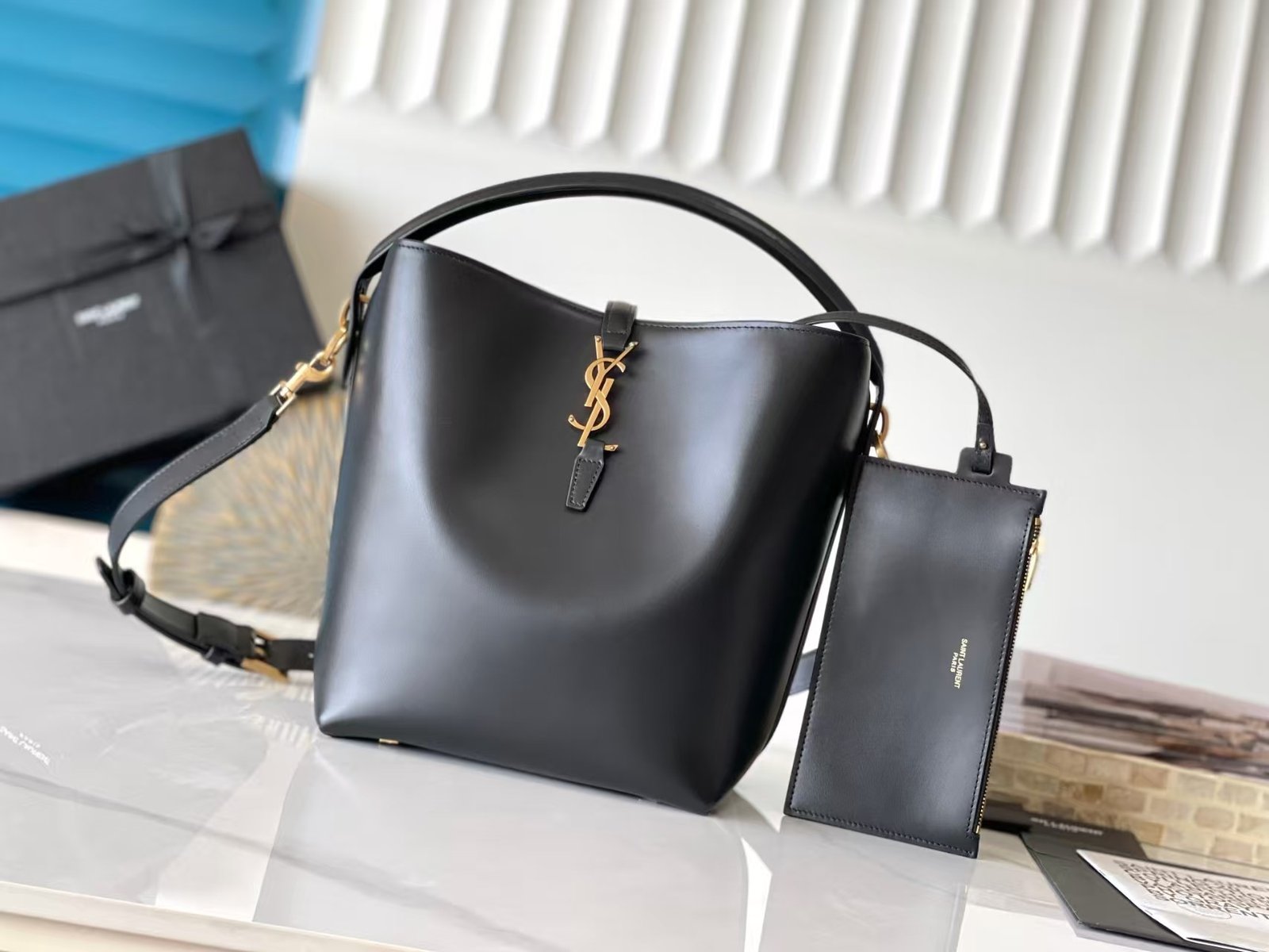 Sac seau Saint Laurent en cuir noir brillant - Élégance et praticité