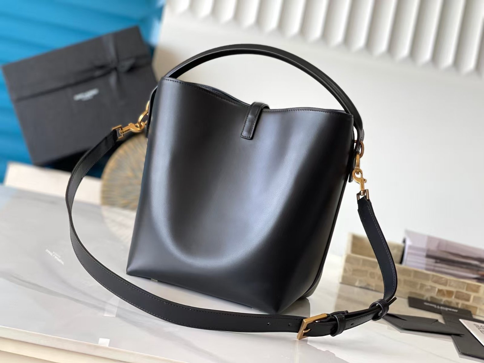 Sac seau Saint Laurent en cuir noir brillant - Élégance et praticité – Image 2