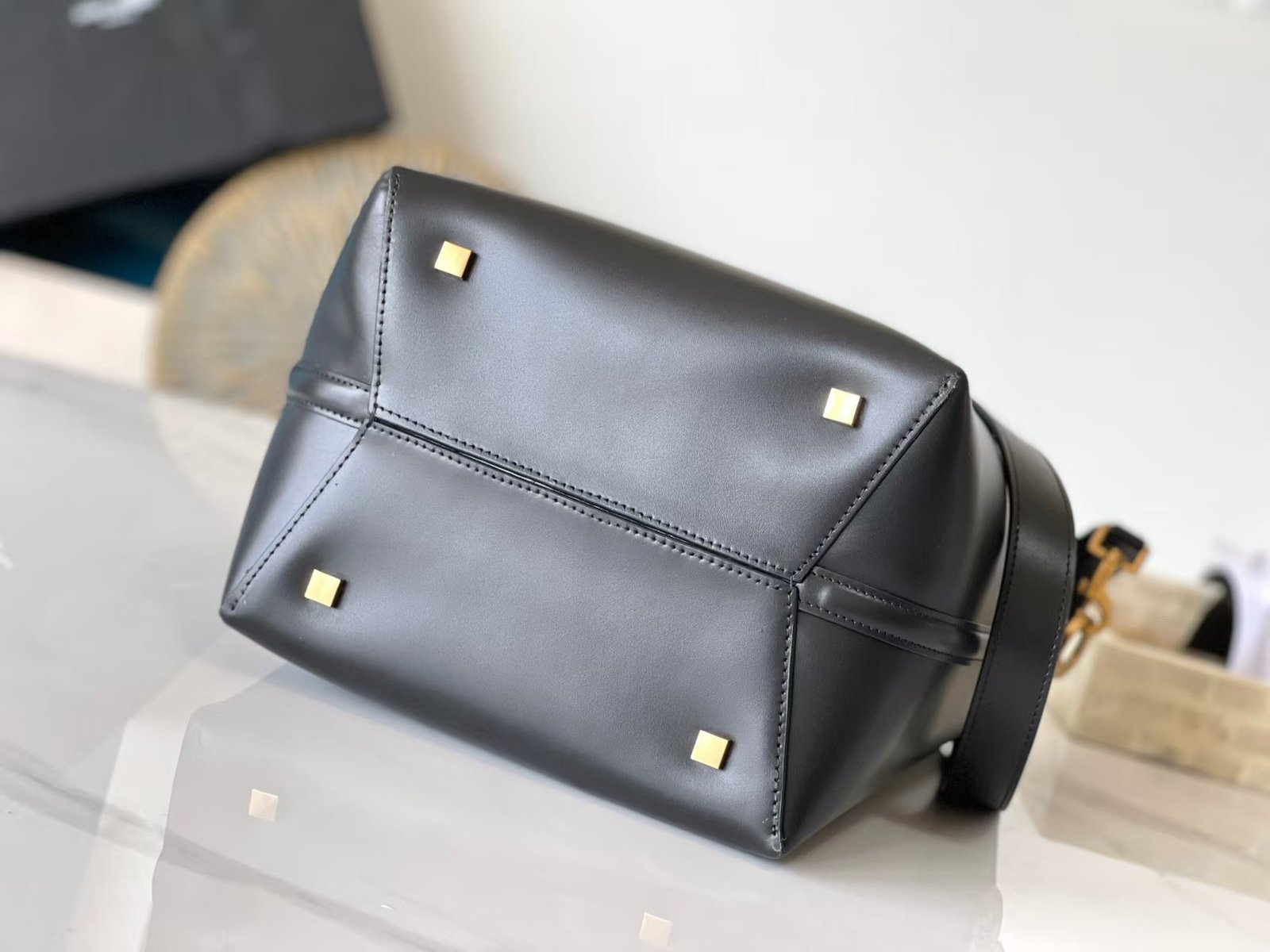 Sac seau Saint Laurent en cuir noir brillant - Élégance et praticité – Image 3