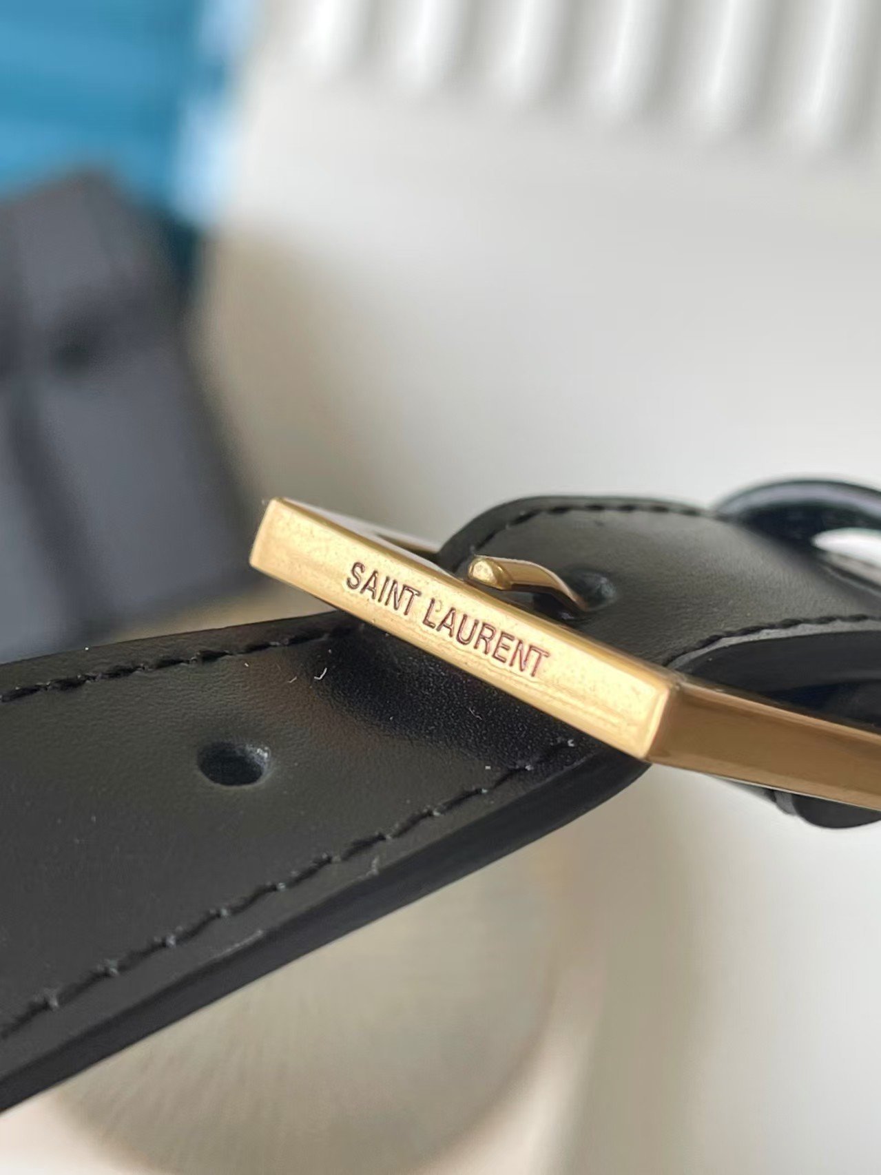 Sac seau Saint Laurent en cuir noir brillant - Élégance et praticité – Image 4