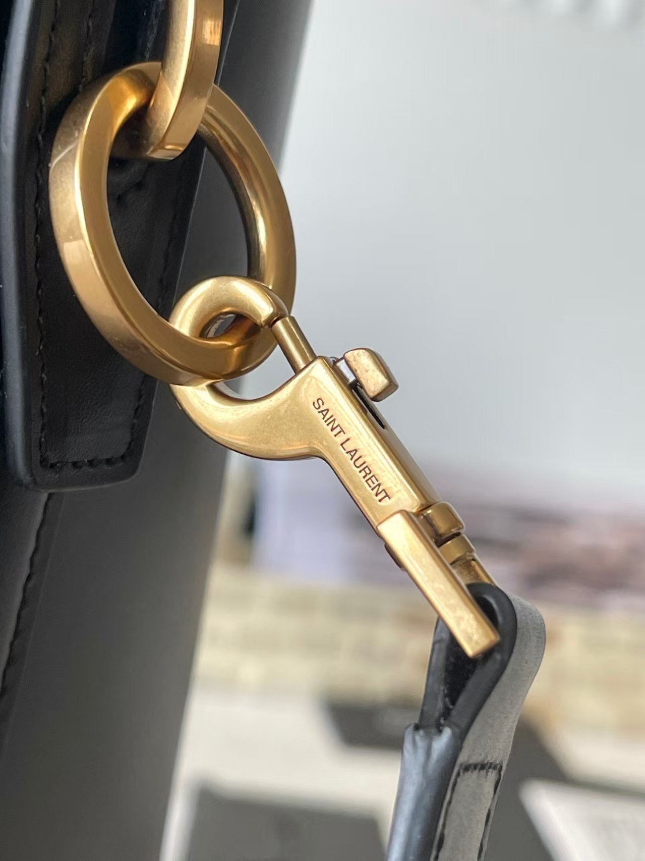 Sac seau Saint Laurent en cuir noir brillant - Élégance et praticité – Image 5