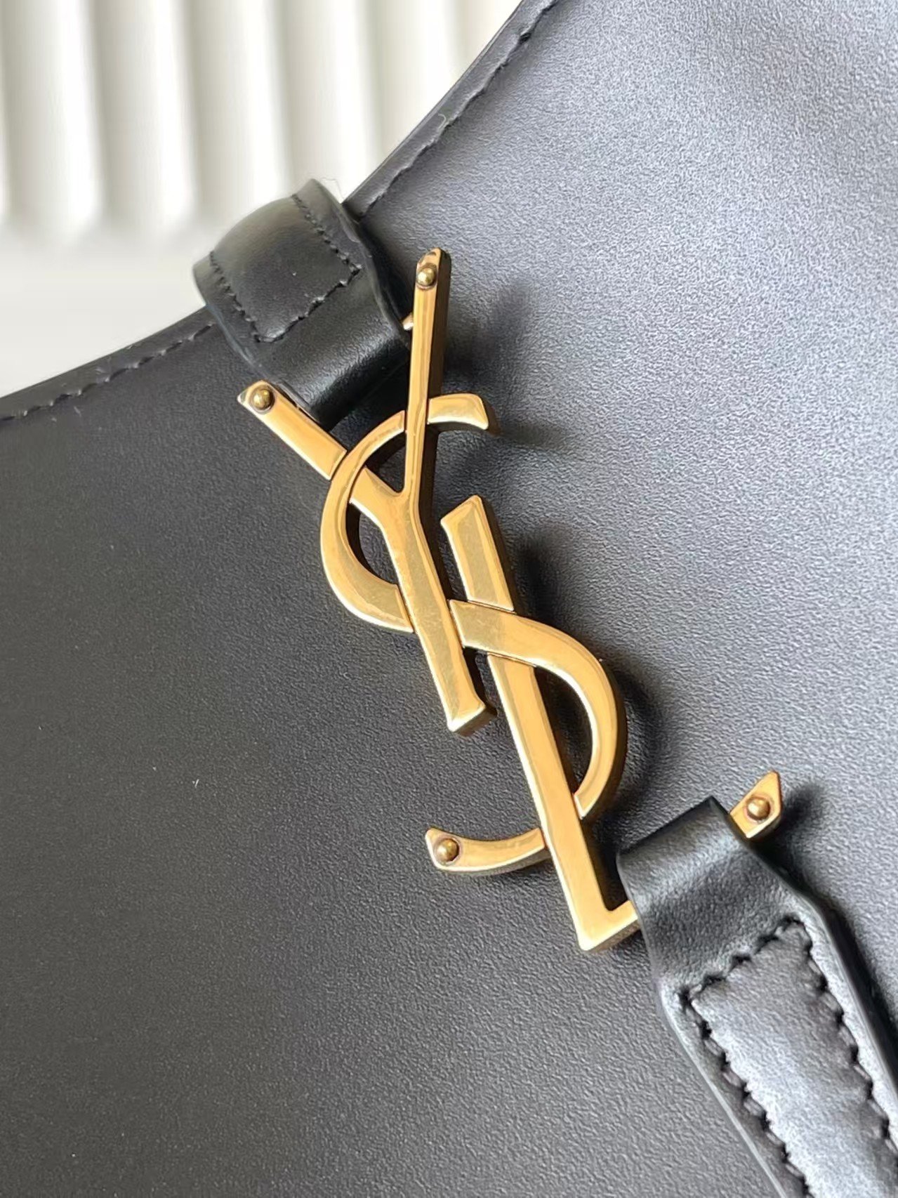 Sac seau Saint Laurent en cuir noir brillant - Élégance et praticité – Image 6
