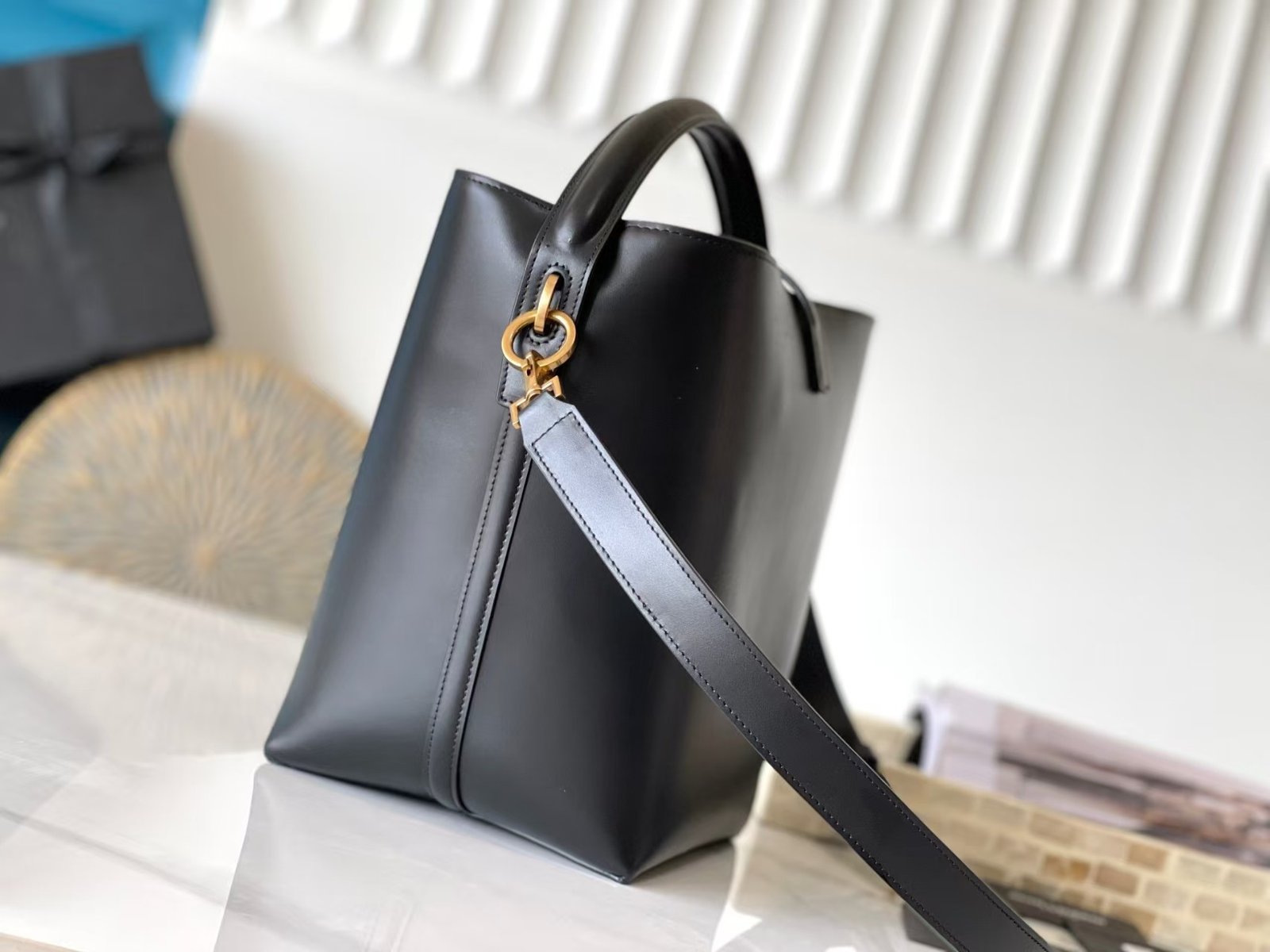 Sac seau Saint Laurent en cuir noir brillant - Élégance et praticité – Image 7