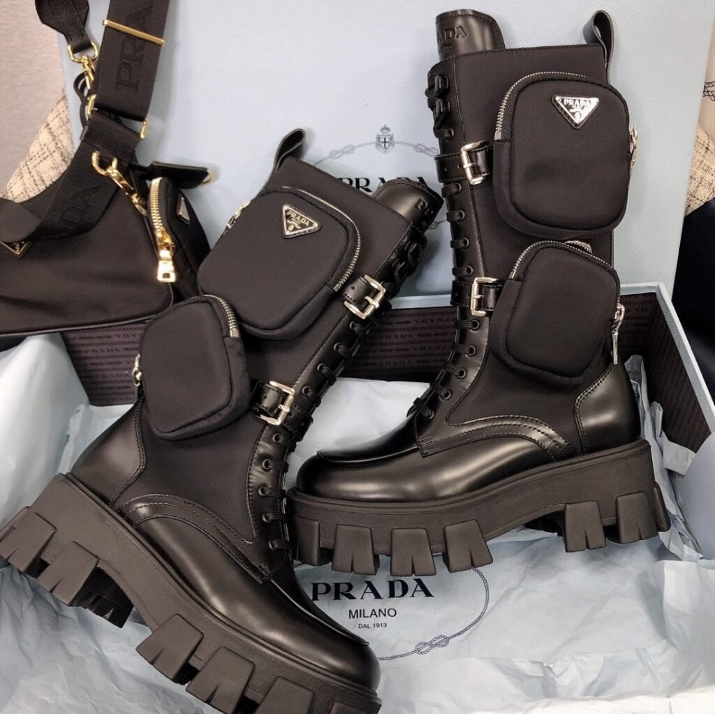 Bottes en cuir Prada avec petite sacoche élégante et raffinée