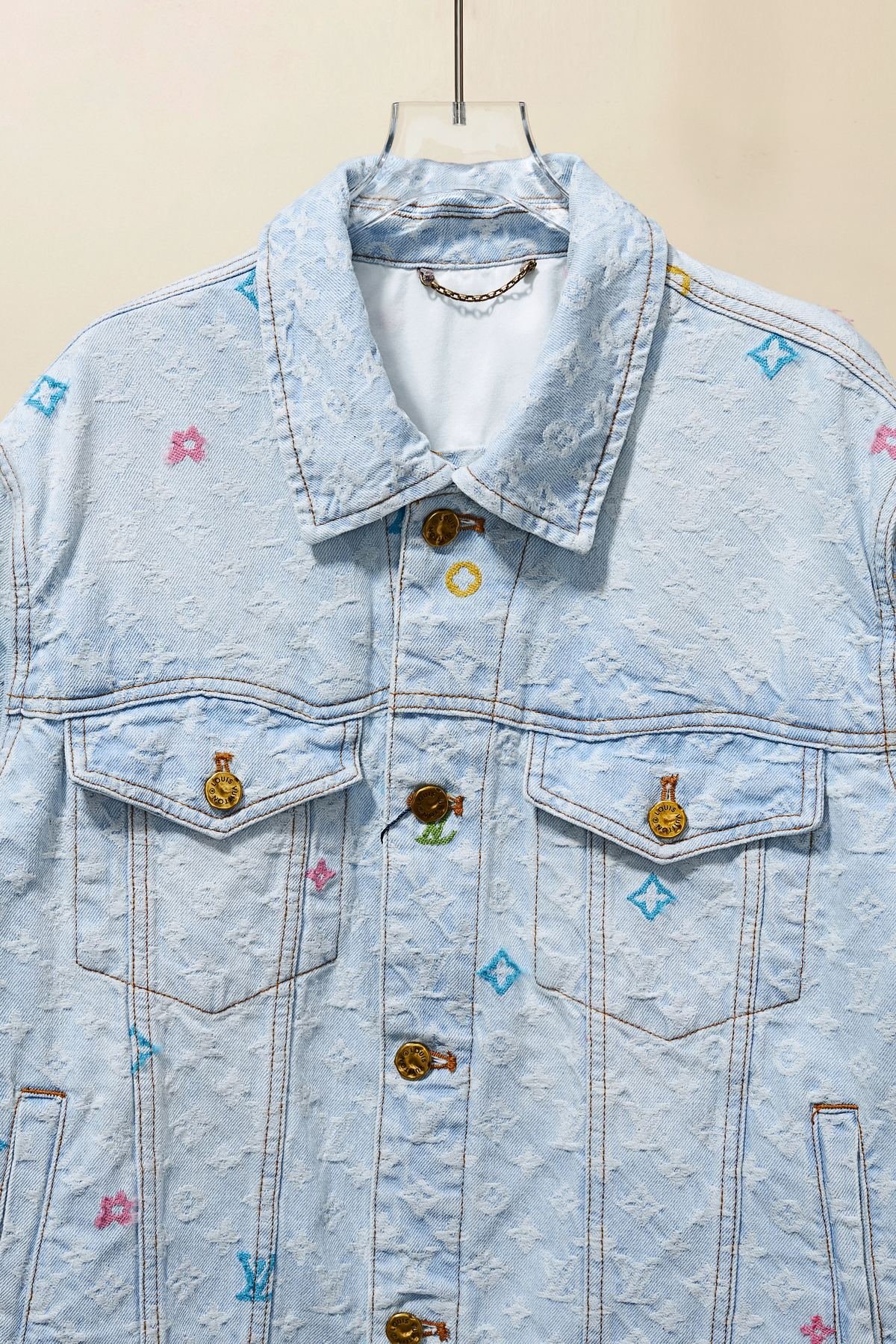 Veste en Jean Louis Vuitton pour un Style Élégant et Durable – Image 6