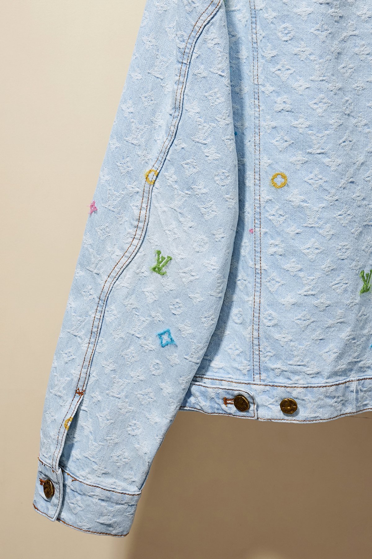 Veste en Jean Louis Vuitton pour un Style Élégant et Durable – Image 8