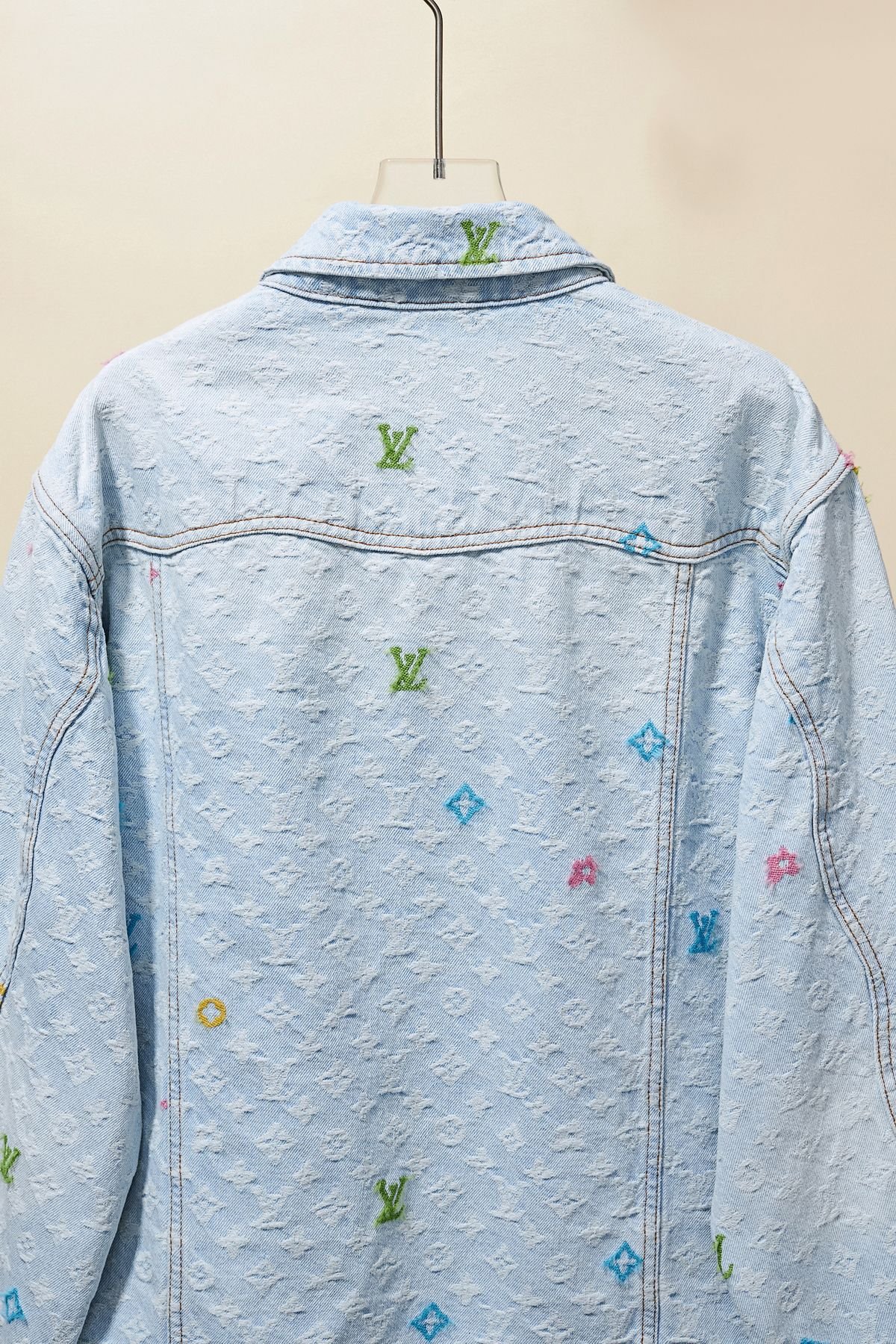 Veste en Jean Louis Vuitton pour un Style Élégant et Durable – Image 10
