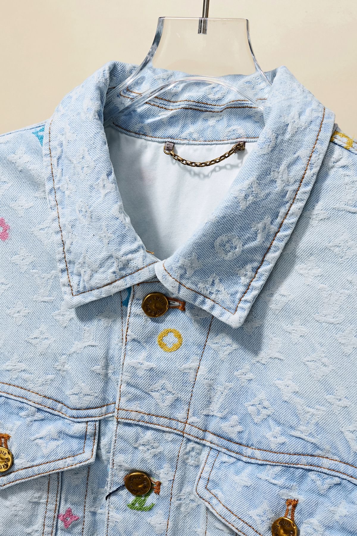 Veste en Jean Louis Vuitton pour un Style Élégant et Durable – Image 12