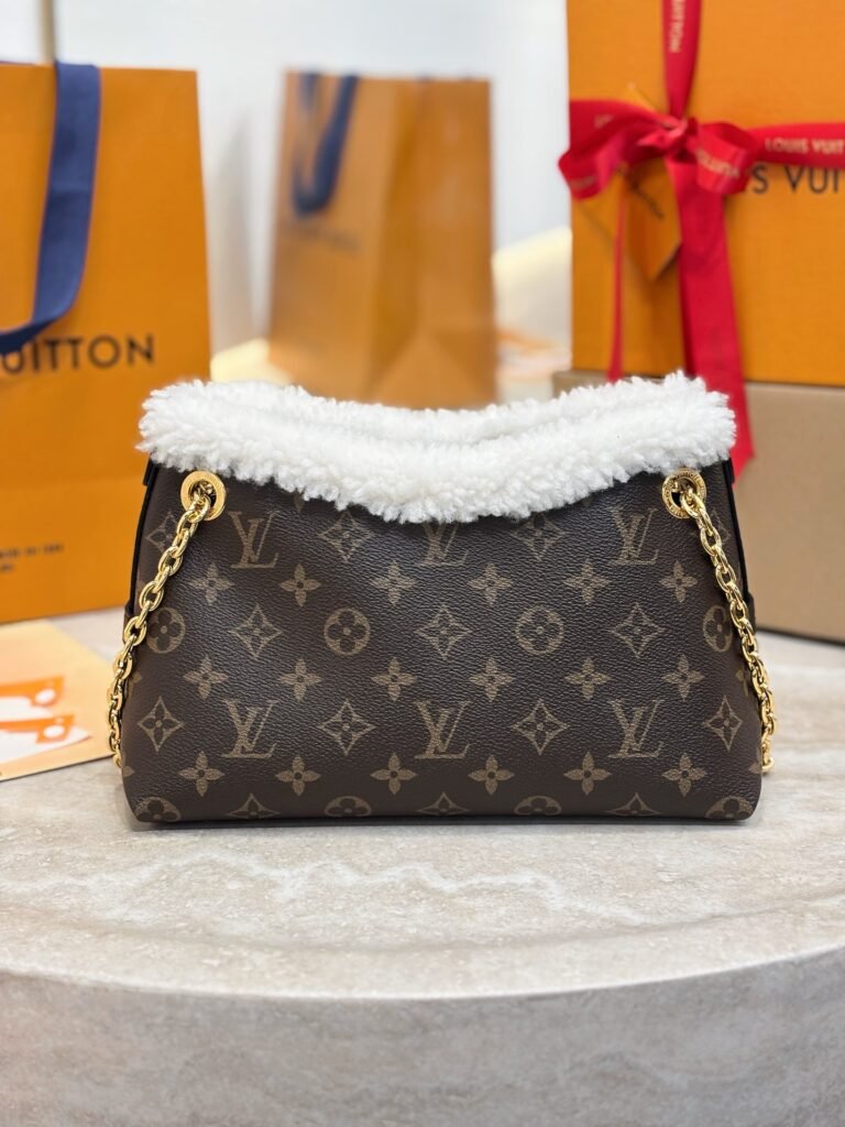 Sac Louis Vuitton Carry All BB H33 : Élégance Durable pour Vos Déplacements Quotidiens