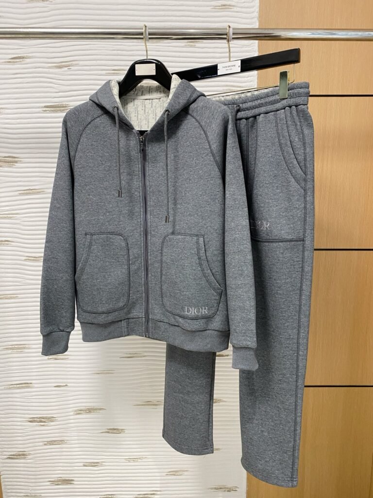 Ensemble survêtement Dior 2025 – Élégance & confort en gris et bleu