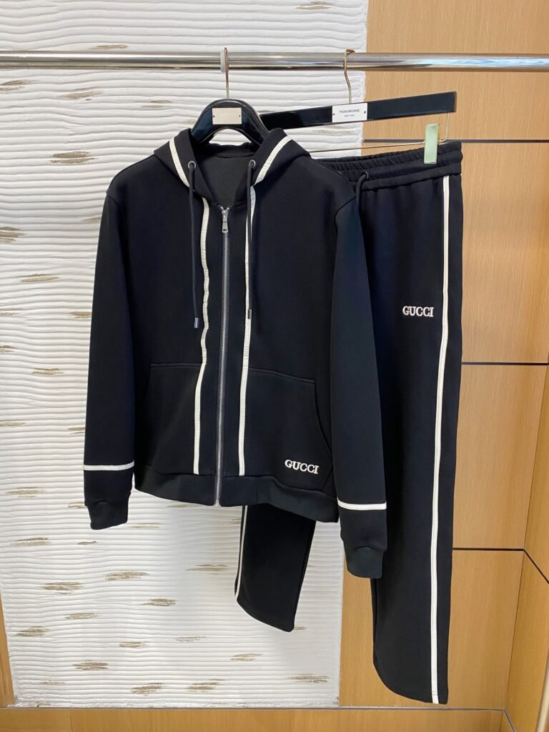 Ensemble de Survêtement Gucci, conçu pour allier style sophistiqué et praticité