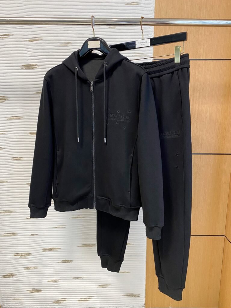 Ensemble survêtement Louis Vuitton. Conçu avec des matériaux de haute qualité