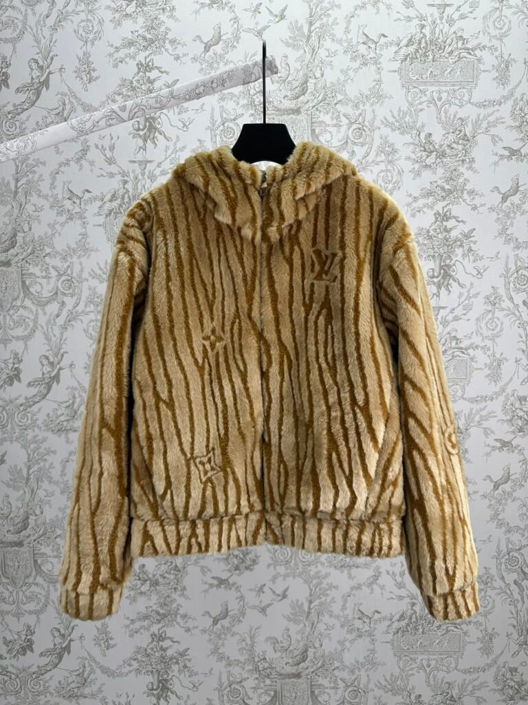 Veste Monogram Louis Vuitton en Fourrure Synthétique Beige Caramel, Élégance Chic