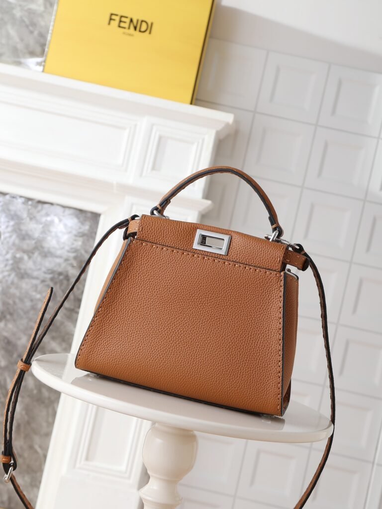 Sac Fendi Peekaboo Mini en cuir Cuoio Romano – Élégance et Durabilité