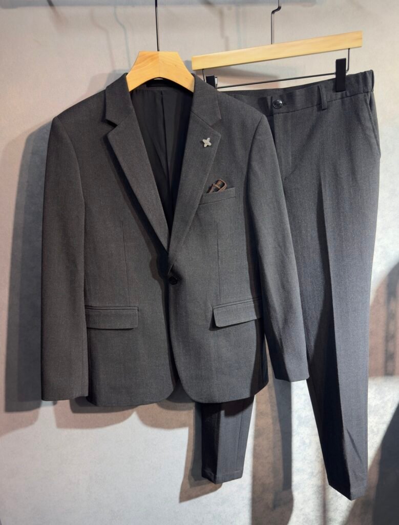 Ensemble costume Louis Vuitton, conçu pour allier sophistication et confort