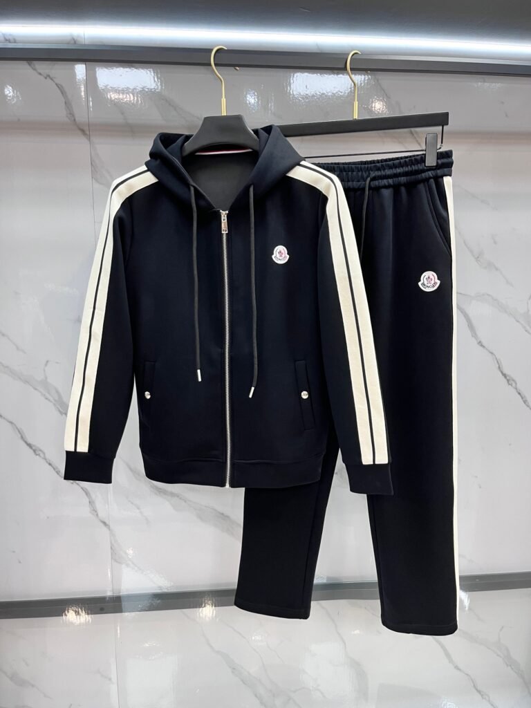 Ensemble survêtement Moncler, conçu pour allier style sophistiqué et performance exceptionnelle.