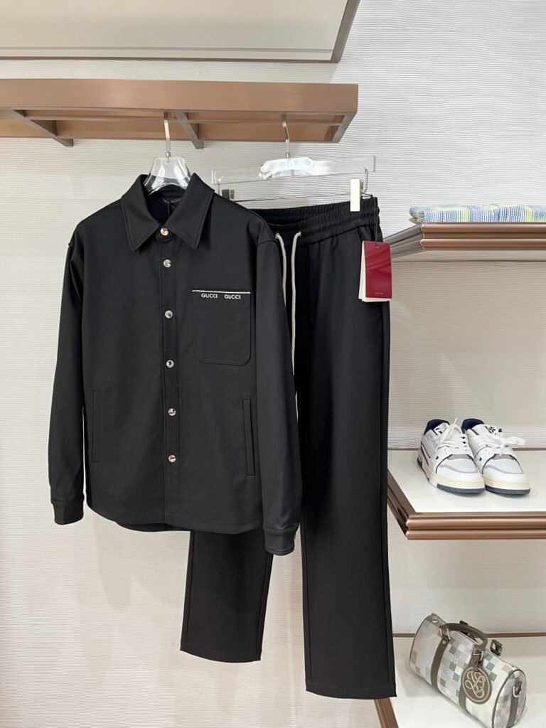 Ensemble chemise et pantalon Gucci homme noir / bleu marine élégant et durable