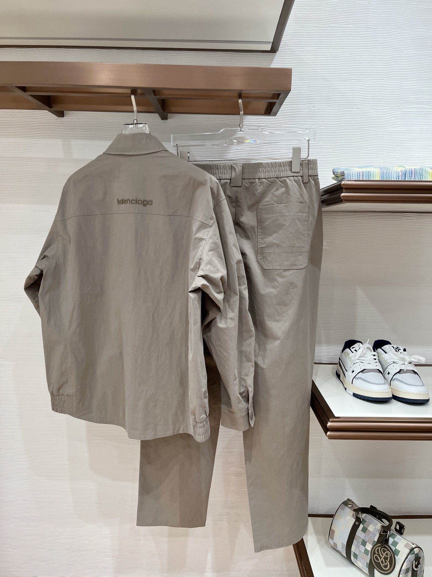 Ensemble deux-pièces Balenciaga beige élégant et confortable pour un style sophistiqué – Image 2