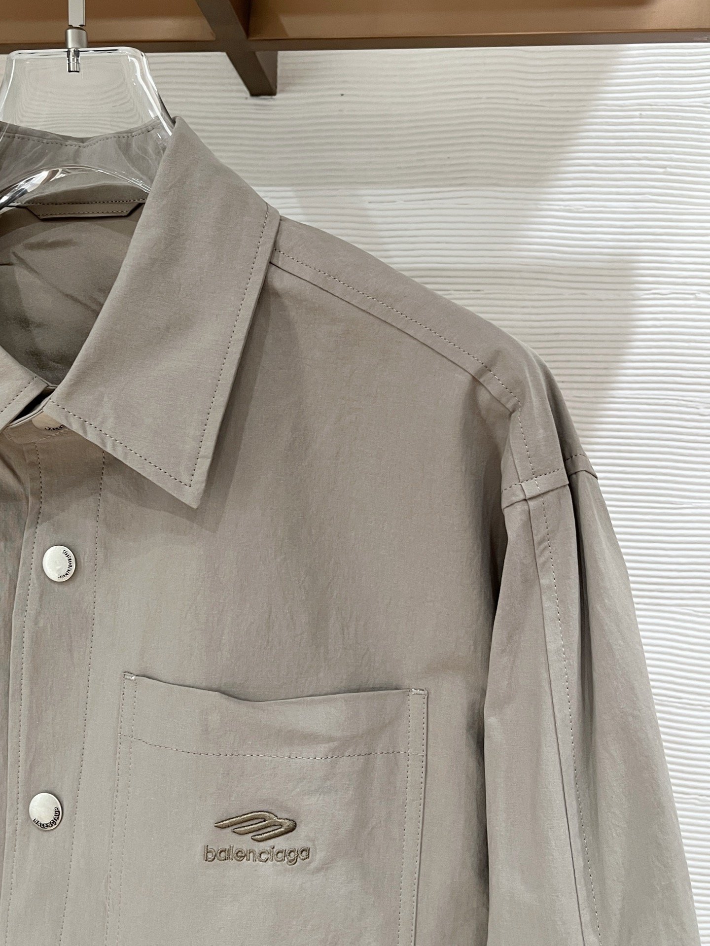 Ensemble deux-pièces Balenciaga beige élégant et confortable pour un style sophistiqué – Image 5