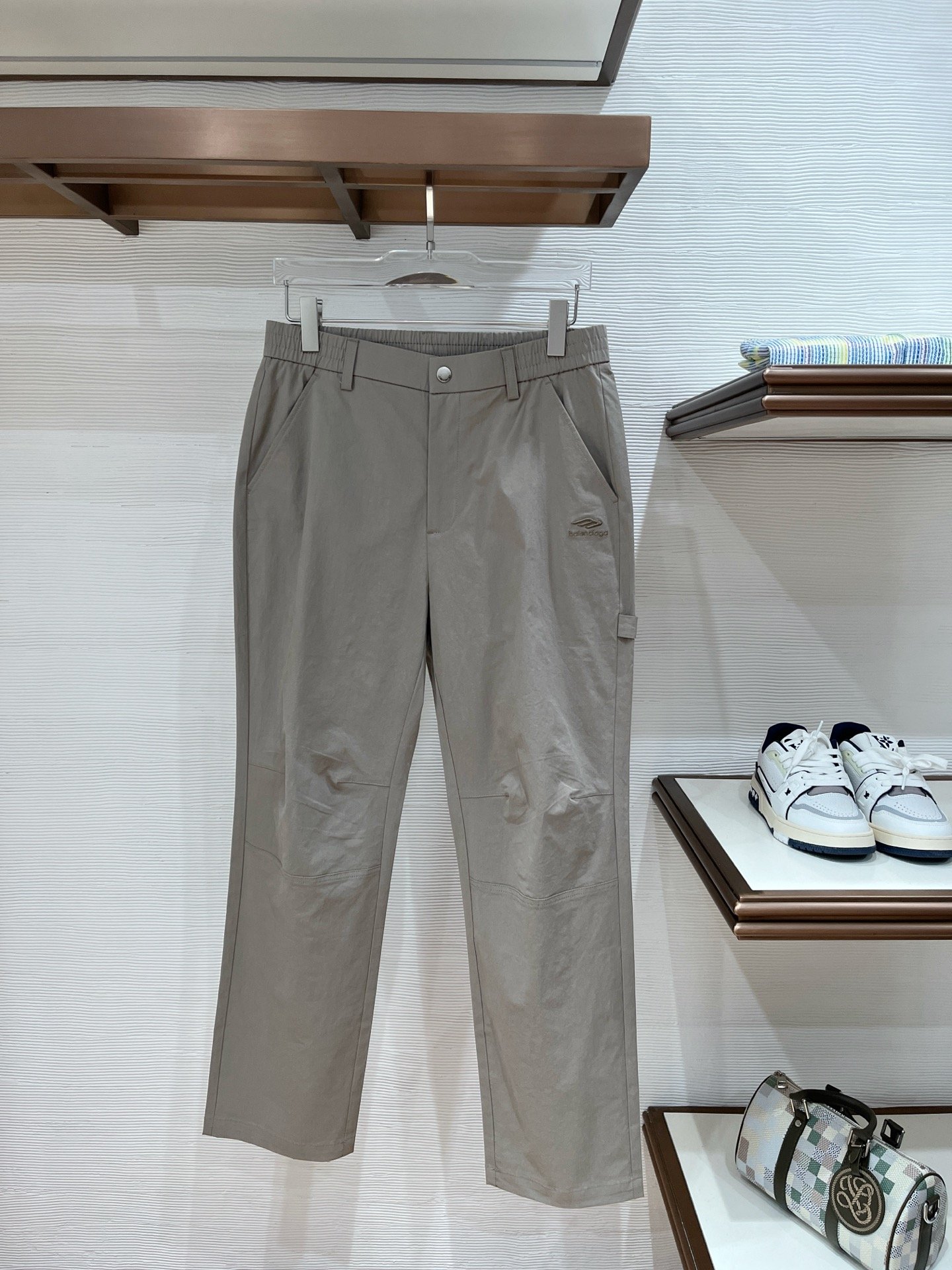 Ensemble deux-pièces Balenciaga beige élégant et confortable pour un style sophistiqué – Image 8