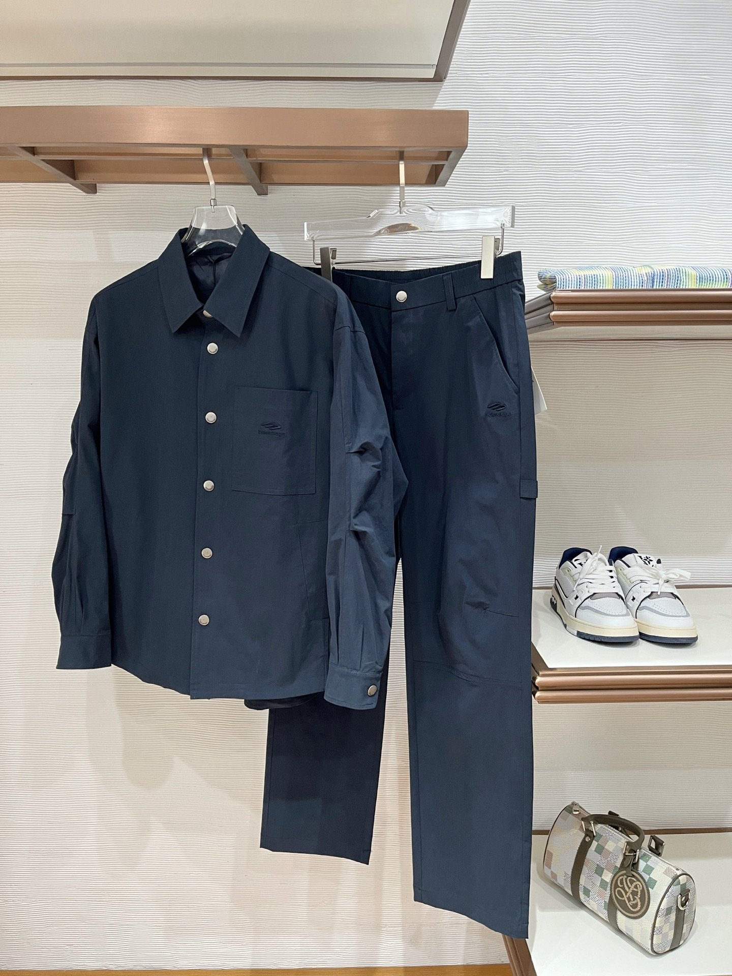 Ensemble deux-pièces Balenciaga beige élégant et confortable pour un style sophistiqué – Image 10