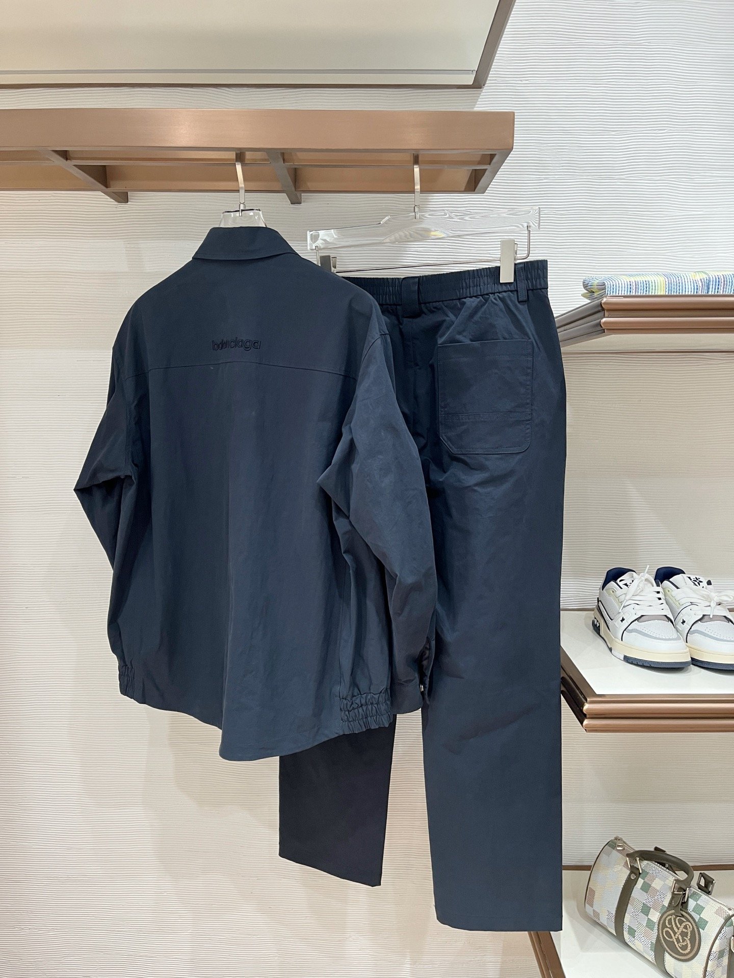 Ensemble deux-pièces Balenciaga beige élégant et confortable pour un style sophistiqué – Image 11