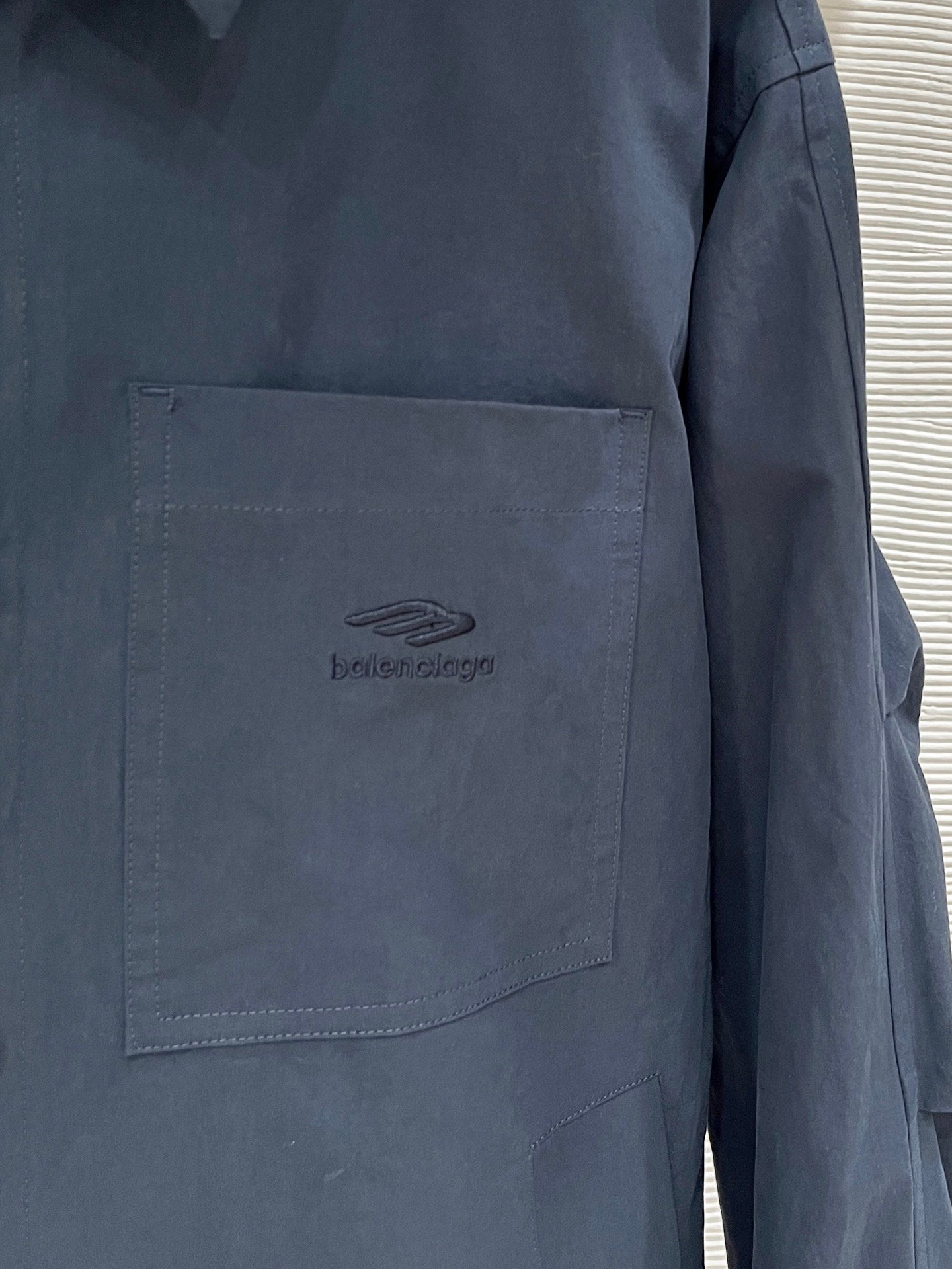 Ensemble deux-pièces Balenciaga beige élégant et confortable pour un style sophistiqué – Image 14