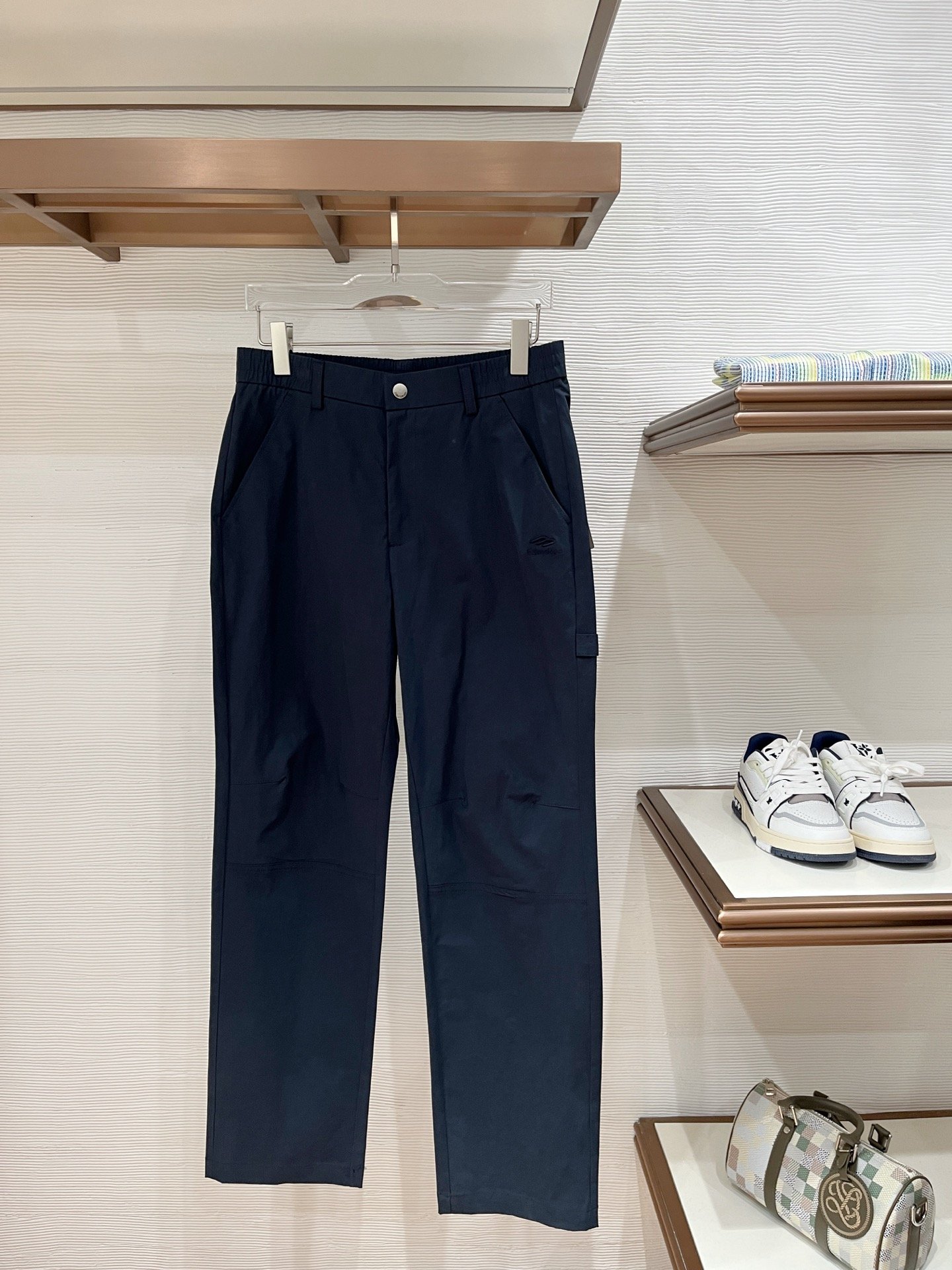 Ensemble deux-pièces Balenciaga beige élégant et confortable pour un style sophistiqué – Image 17